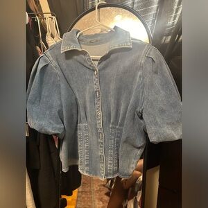 Women's denim top with puff sleeves. A must have! The cut on this top is nice